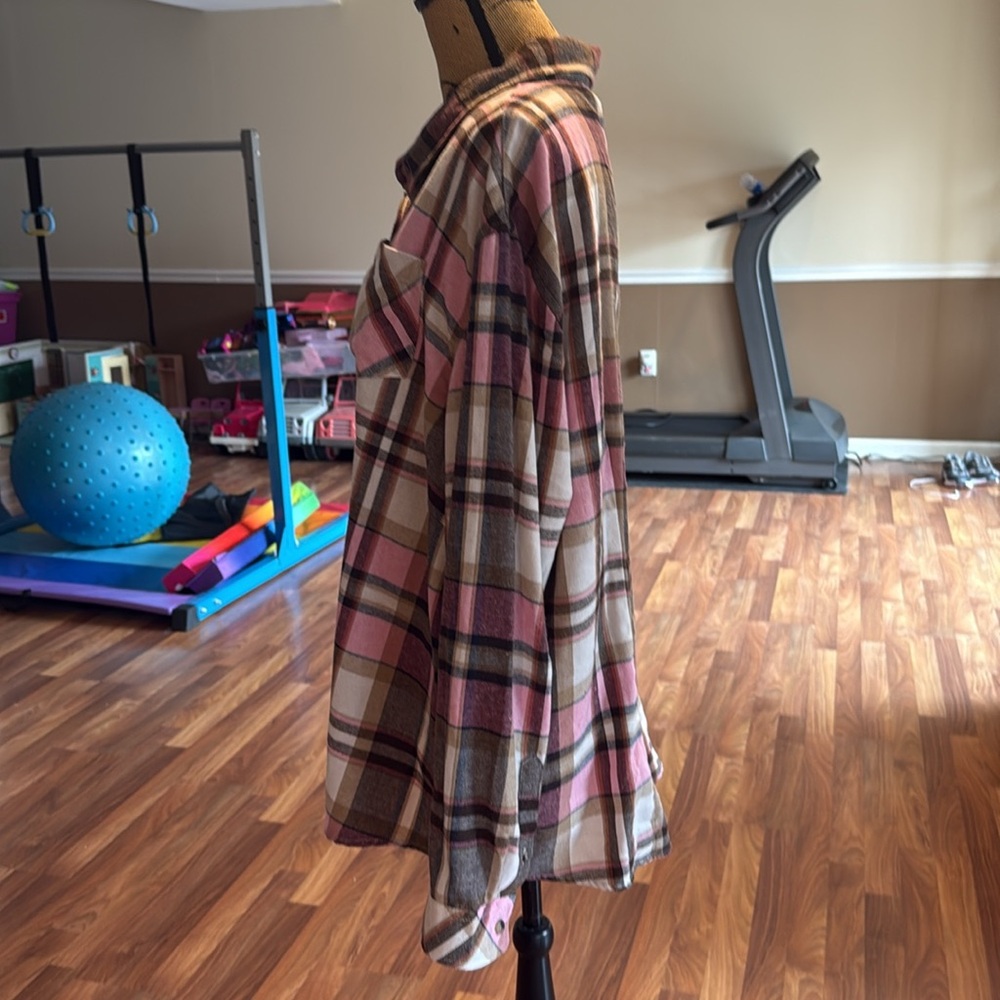 Size XL pink plaid flannel shirt - Picture 3 of 4